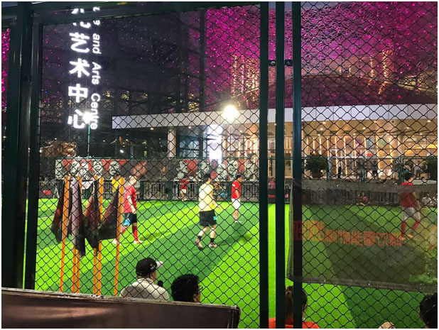 /></p><p>市體育局副局長、市體育總會副主席陳艷青女士親臨現(xiàn)場，并給蘇超五人制足球聯(lián)賽的冠軍頒發(fā)冠軍獎杯。市教育局、校園足球辦公室、市體育總會、市海外交流協(xié)會、市足球協(xié)會、工業(yè)園區(qū)宣傳部等單位代表共同出席啟動儀式。</p><p style=