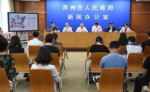 /></p><p>現(xiàn)場(chǎng)，賽事承辦方就本屆賽事的活動(dòng)亮點(diǎn)、獎(jiǎng)項(xiàng)設(shè)置、宣傳互動(dòng)以及安全保障等相關(guān)情況做了詳細(xì)介紹。今年，金雞湖龍舟賽再次被列入&ldquo;同樂江蘇&rdquo;系列活動(dòng)，并舉行&ldquo;同樂江蘇&rdquo;啟動(dòng)儀式。省委宣傳部、省政府新聞辦作為賽事指導(dǎo)單位，對(duì)賽事給予了大力支持，并邀請(qǐng)?jiān)诮K生活的外籍人士組隊(duì)參賽，提升賽事整體高度，擴(kuò)大品牌影響力及號(hào)召力。較之于往屆，今年賽事的參賽隊(duì)伍來源更加豐富，既有以意大利威尼斯為代表的蘇州友好城市隊(duì)，也有來自江蘇省內(nèi)南京、常州等地的隊(duì)伍。金雞湖端午龍舟賽以傳承中華民族傳統(tǒng)文化為核心，通過體育賽事全民參與的形式，傳承中國傳統(tǒng)文化，促進(jìn)國際文化間的交流與發(fā)展。</p><p style=