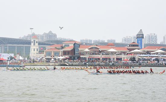 /></p><p>經(jīng)過(guò)預(yù)賽和決賽的兩輪角逐，國(guó)際教育園男子龍舟隊(duì)摘得&ldquo;12人龍舟300米直道競(jìng)速&rdquo;男子組桂冠，女子組則是威尼斯大學(xué)聯(lián)隊(duì)奪冠，22人龍舟300米直道競(jìng)速公開(kāi)組冠軍由外包學(xué)院龍舟隊(duì)獲得。除最受矚目的冠亞季軍隊(duì)伍外，本屆龍舟賽還評(píng)選出了優(yōu)秀組織獎(jiǎng)、最佳團(tuán)隊(duì)協(xié)作獎(jiǎng)、最佳團(tuán)隊(duì)拼搏獎(jiǎng)等多個(gè)團(tuán)隊(duì)優(yōu)秀獎(jiǎng)項(xiàng)。</p><p style=