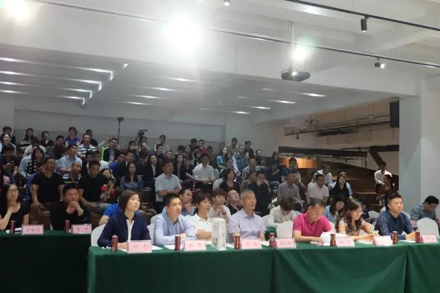/></p><p>隨著前期大量籌備工作已經(jīng)完成，賽事開(kāi)幕在即，為保障賽事及活動(dòng)圓滿完成，本次領(lǐng)隊(duì)會(huì)議像大家重點(diǎn)宣導(dǎo)競(jìng)賽規(guī)程，通報(bào)培訓(xùn)情況、給予備賽建議，講解檢錄換裝登舟和救生方案，通報(bào)儀式環(huán)節(jié)和互動(dòng)活動(dòng)的細(xì)化方案并通過(guò)抽簽進(jìn)行競(jìng)賽順序。</p><p style=